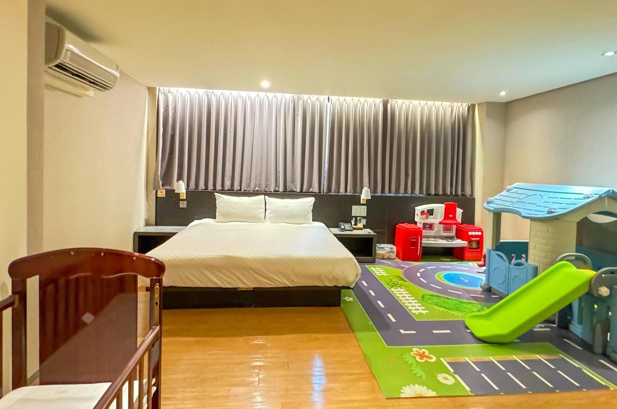 Smile 73 Hotel Taichung Dış mekan fotoğraf