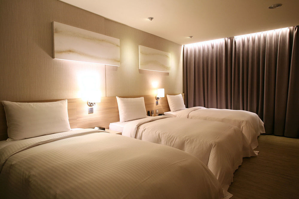 Smile 73 Hotel Taichung Dış mekan fotoğraf