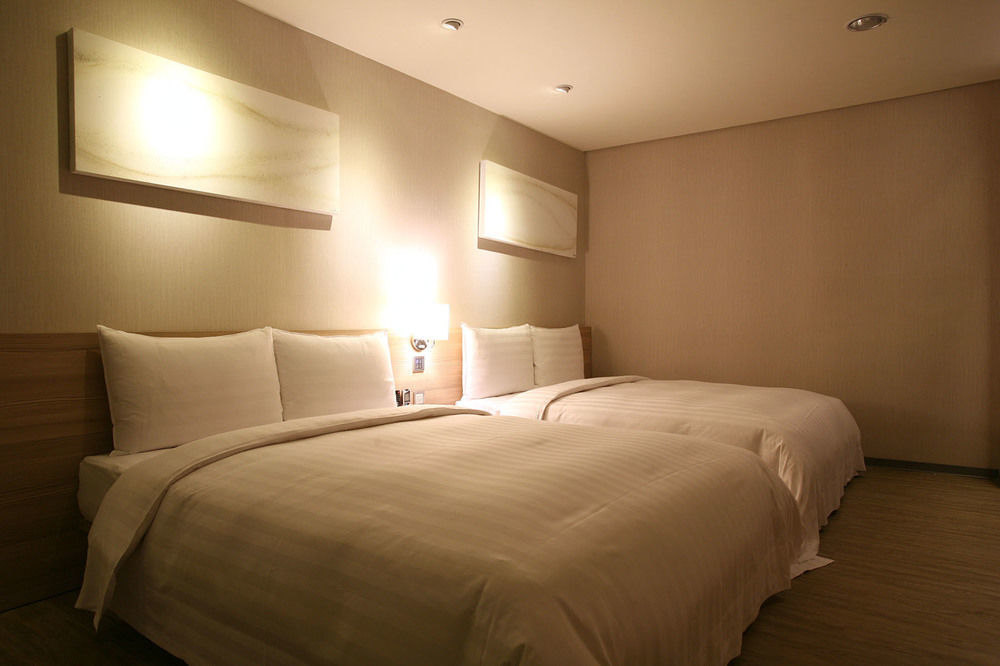 Smile 73 Hotel Taichung Dış mekan fotoğraf