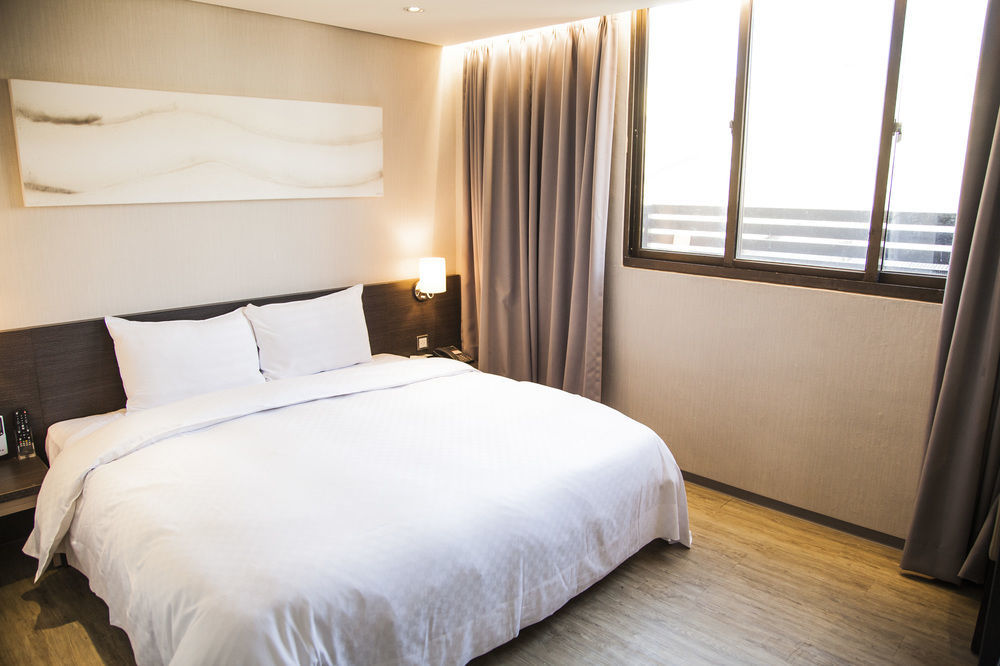 Smile 73 Hotel Taichung Dış mekan fotoğraf