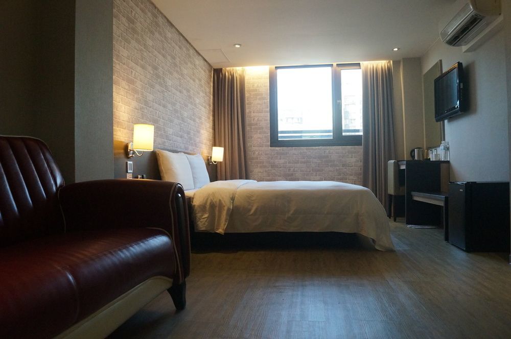 Smile 73 Hotel Taichung Dış mekan fotoğraf
