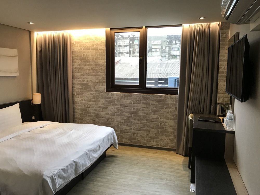 Smile 73 Hotel Taichung Dış mekan fotoğraf